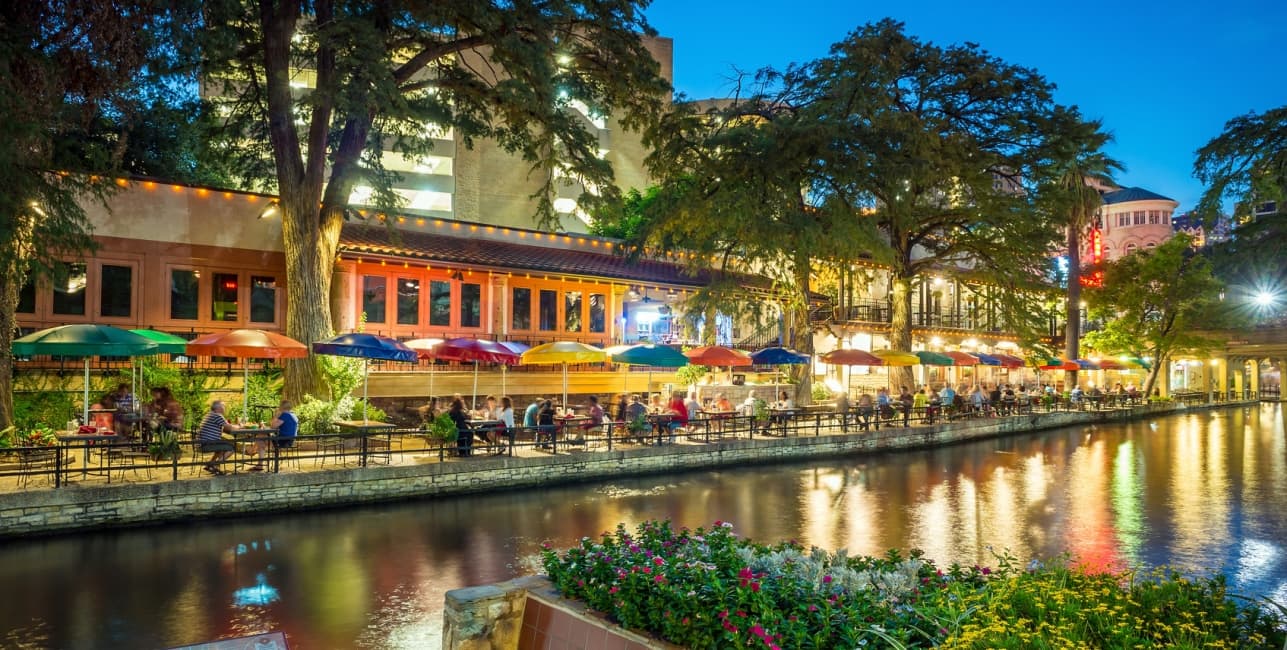 Riverwalk to the French Quarter Roundtrip from Chicago, a rail journey with Amtrak Vacations