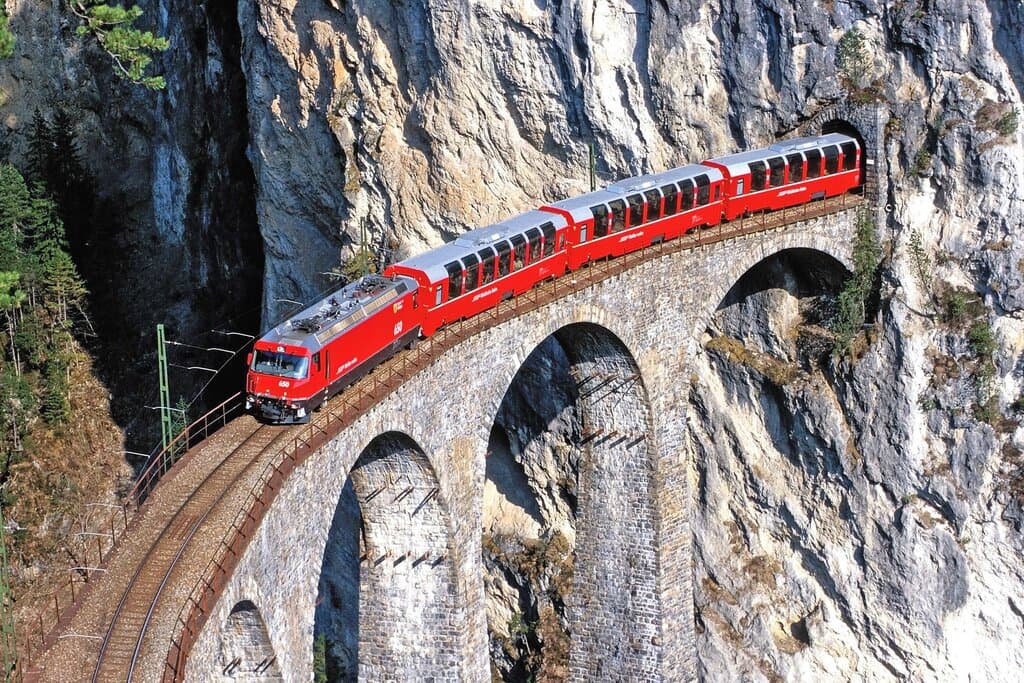 Rail Adventure (for international guests), a rail journey with railtour suisse